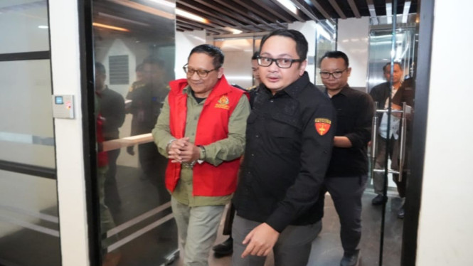 Eks Dirut PDTS-KBS Choirul Anwar (rompi tahanan) ditahan Kejati Jatim.