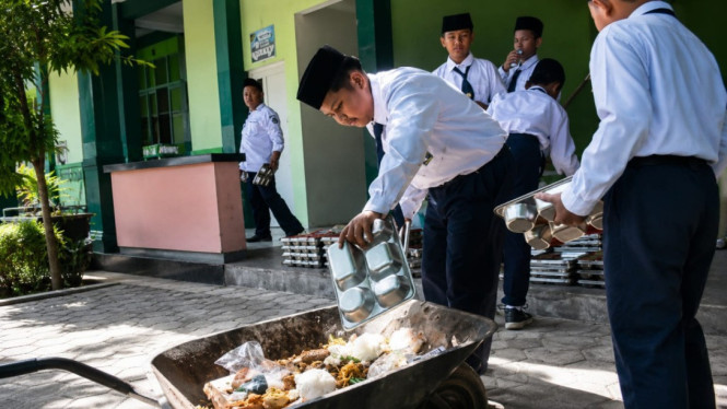 Tangkapan layar video siswa buang MBG di Bondowoso