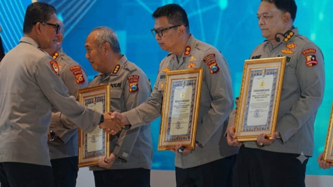 Kapolres Mojokerto Kota AKBP Herdiawan Arifianto saat Menerima Predikat Pelayanan Prima Kategori A.