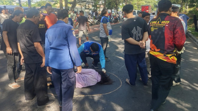Petugas memberi pertolongan ke korban