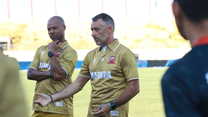 Pelatih Baru Madura United Jose Manuel Gomes da Silva Memimpin Latihan Perdana.
