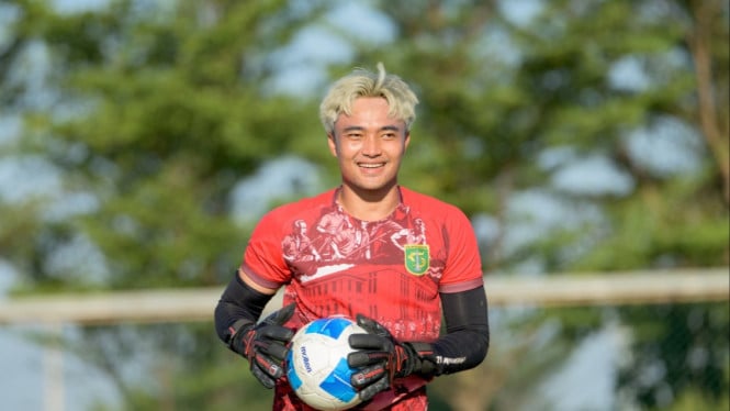 Kiper Persebaya Ernando Ari.