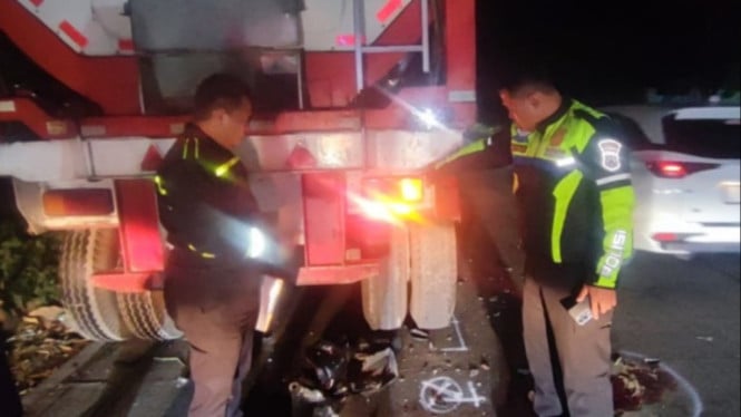 Polisi Melakukan olah TKP Kecelakaan di Mojokerto.