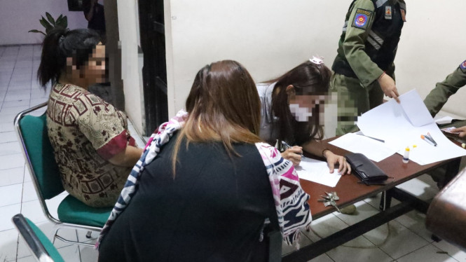 Tes Urine terhadap Pengunjung Kafe dalam Operasi Gabungan di Gresik.