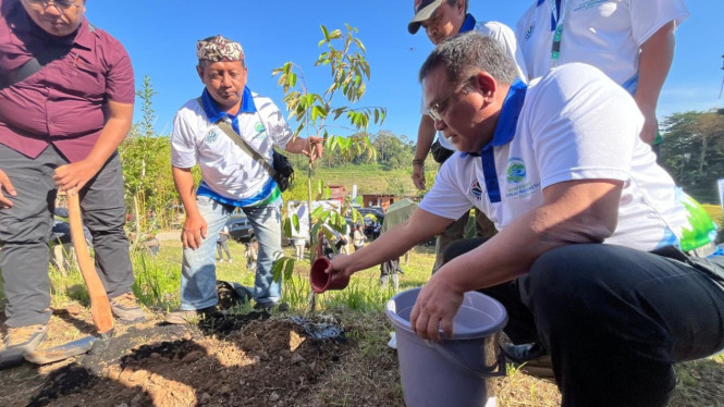 Menteri Lingkungan Hidup Jumhur Hidayat Menanam Pohon di Trawas Mojokerto.