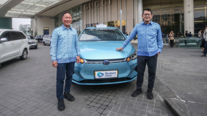 Dari kiri : Sigit dan Andre di depan armada Bluebird Prime