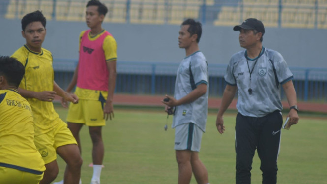 Pelatih Gresik United Joko Susilo Memimpin Latihan Tim.
