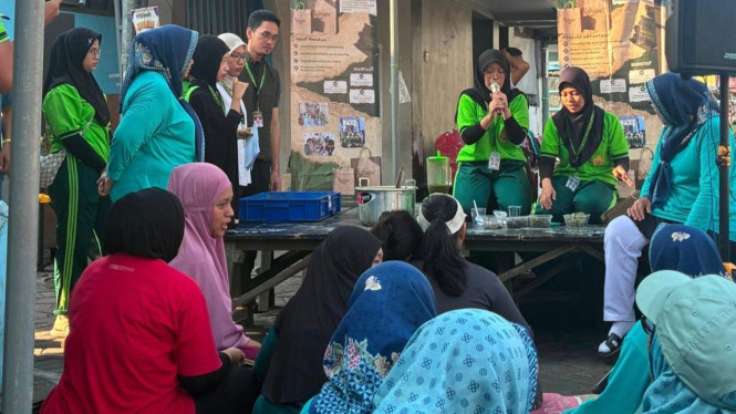 Tim UPN Veteran Jatim Saat Memberikan Materi Pengolahan Limbah Daun Pisang di Komunitas Lansia Kampung Lontong.