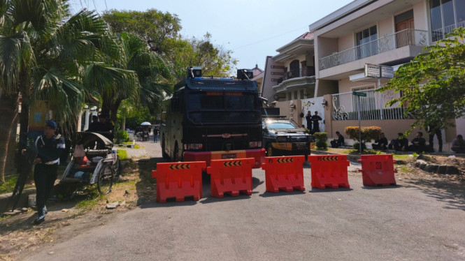 Petugas kepolisian dengan rantis disiagakan