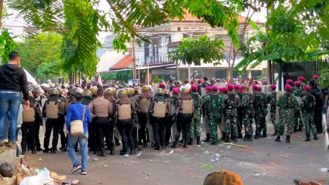 Polisi dan TNI Berjaga di Jalan Teuku Umar Amankan Demo PSHT di Markas Debt Collector.