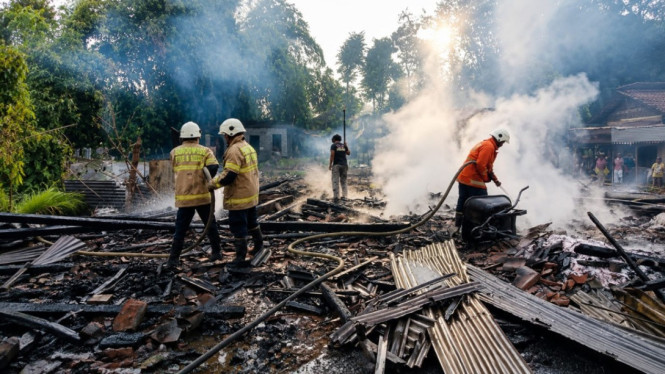 Petugas sedang memadamkan kebakaran.