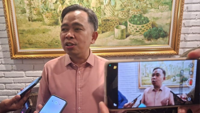 Bupati Jember Muhammad Fawait saat Diwawancarai Media di Surabaya, Jumat, 31 Juli 2026.