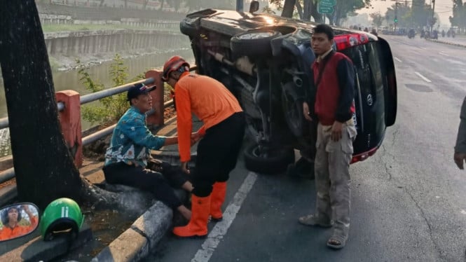 Hilang Kendali, Mobil Avanza Dikemudikan Lansia Terguling di Gunungsari Surabaya