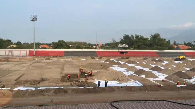 Para Pekerja Sedang Mengerjakan Proyek Revitalisasi Stadion Gajah Mada Mojokerto.