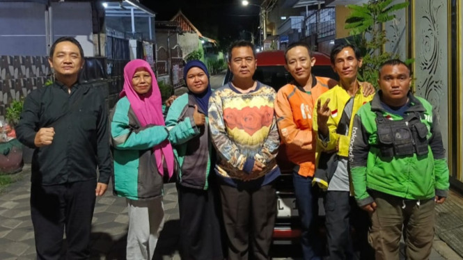 Almarhum Cak Sholeh (tengah) berfoto bersama para pengemudi ojek online.