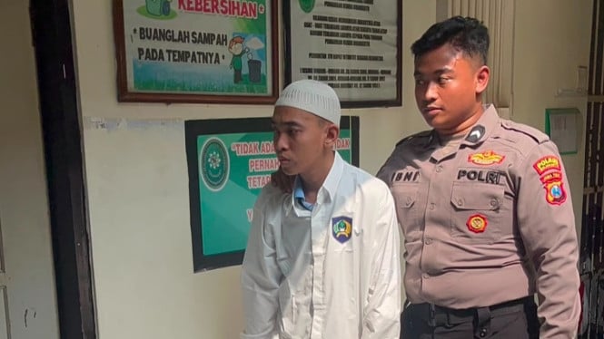 Terdakwa kasus pamer kelamin saat akan menjalani sidang vonis di PN Mojokerto.