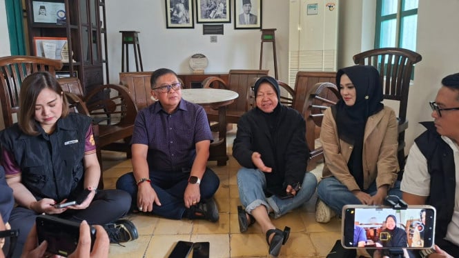Sekjen DPP PDIP Hasto Kristiyanto bersama Tri Rismaharini di Surabaya.