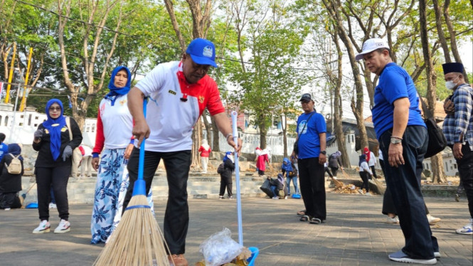 Kader partai Demokrat Gresik saat aksi bersih-bersih di kawasan makam Pahlawan.
