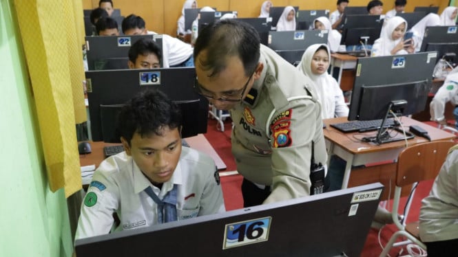 Polres Gresik saat Memberikan Edukasi kepada para Siswa.