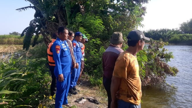 Tim gabungan saat melakukan pencarian korban tenggelam di tambak