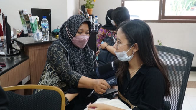 Ratusan Peserta Vaksinasi HPV Dosis Ketiga di BBPOM Surabaya.