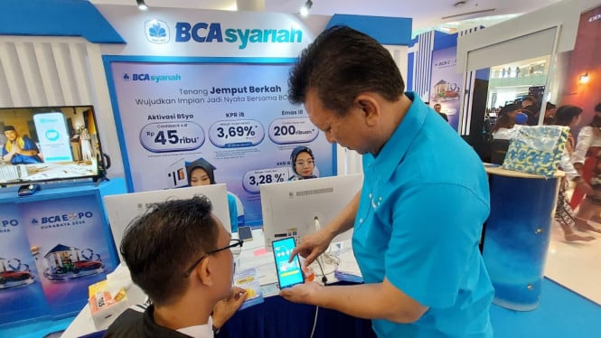 Kepala Cabang BCA Syariah KC Surabaya Chandra Winata Melayani Pengunjung di Booth BCA Syariah dalam BCA Expo Surabaya 2026.
