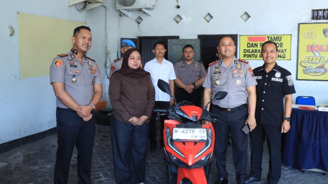 Kapolres Gresik Ramadhan Nasution Menyerahkan Motor Curian Milik Korban.