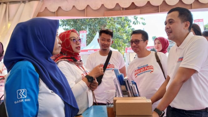 Reza (paling kanan) saat meninjau stan kegiatan