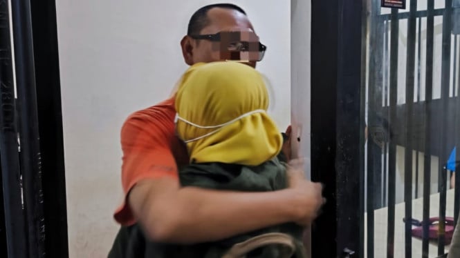 Tahanan Polres Gresik saat diberi ijin bertemu keluarga