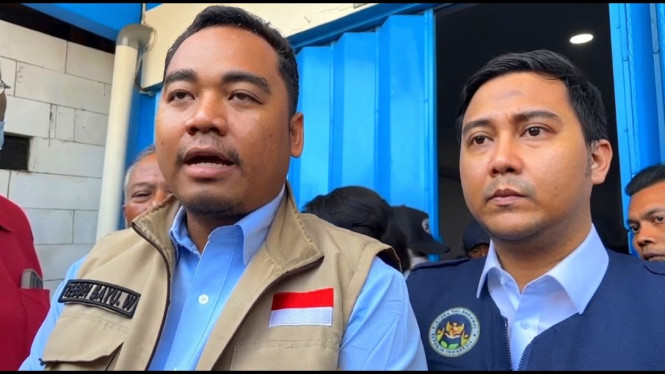 Wakil Koordinator BGN Jawa Timur Teguh Bayu Wibowo (Rompi Cokelat) saat Sidak ke SPPG Kalitengah Sidoarjo.