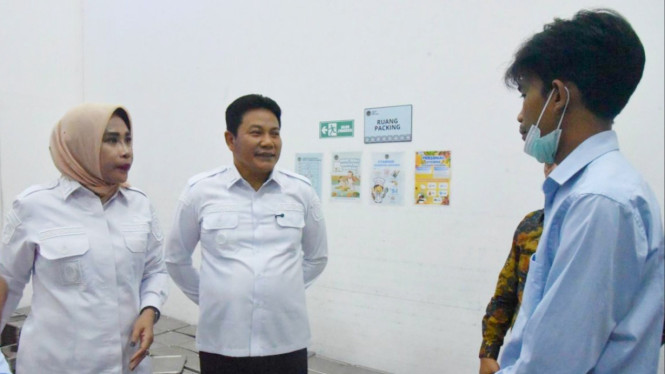 Kepala SPPG Kalitengah Sidoarjo, Rafli Ridho bersama Bupati Sidoarjo Subandi.