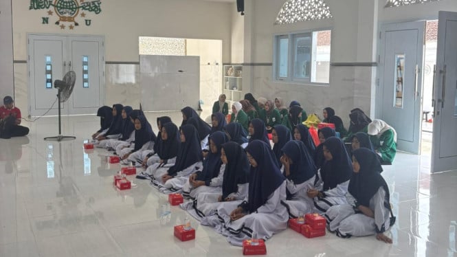 Tim Pengabdian Masyarakat FK UNUSA di Pondok Pesantren Hidayatullah Al Muhajirin.