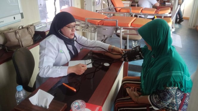 Warga saat mendapatkan layanan kesehatan gratis dari PT KAI Daop 8 Surabaya.
