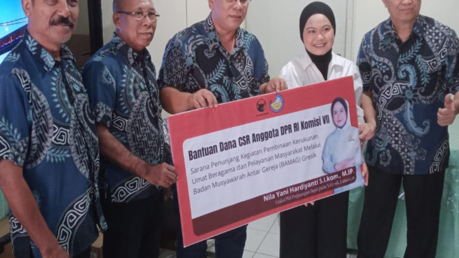 Nila Yani menyalurkan bantuan ke Bamag Kabupaten Gresik