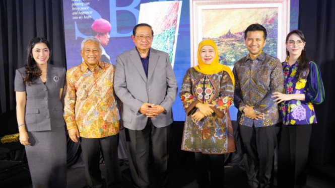 Gubernur Khofifah dan Wagub Emil Dardak memghadiri pembukaan Pameran Tunggal Lukisan Presiden RI ke-6 Susilo Bambang Yudhoyono (SBY) di Surabaya.
