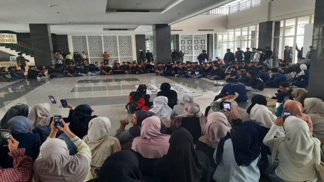 Massa Aksi Berkumpul di Gedung Rektorat UINSA.