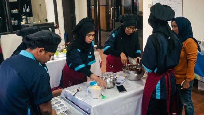 Pelatihan usaha mandiri tata boga untuk warga Sidorukun Gresik