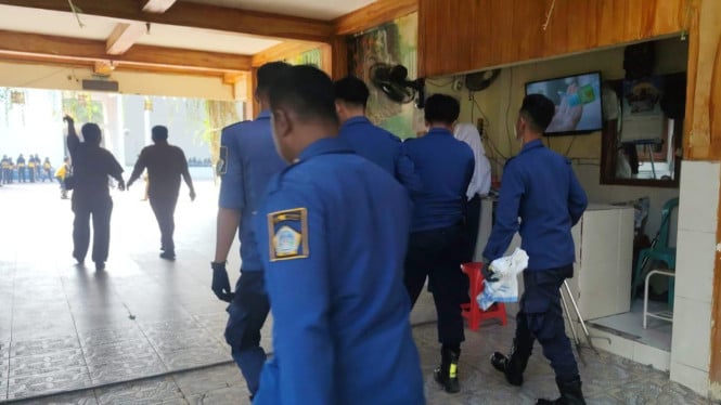 Petugas Damkar saat akan Mengevakuasi Ular Piton di SMPN 4 Gresik.