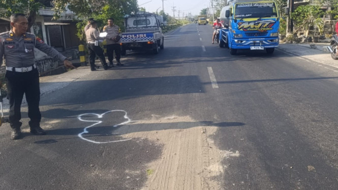 TKP kecelakaan lalu lintas pelajar tabrak pikap di Mojokerto