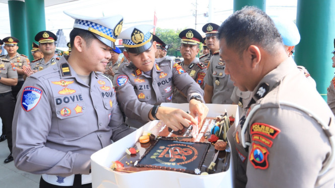 Pemberian Kue oleh Kapolres