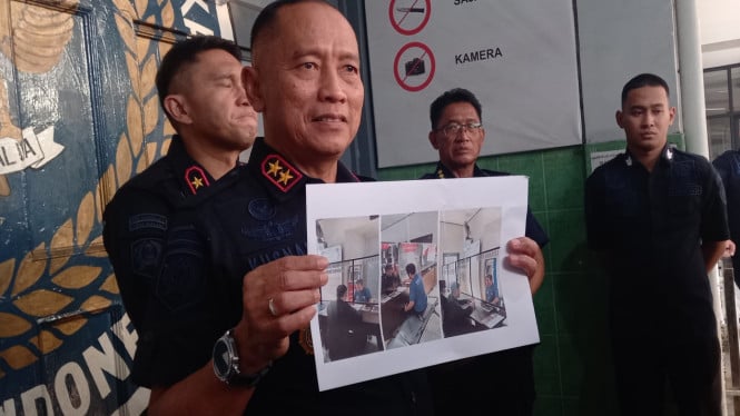 Kanwil Ditjenpas Jawa Timur, Kusnali, menunjukkan foto Muhammad Subchi di Lapas Malang