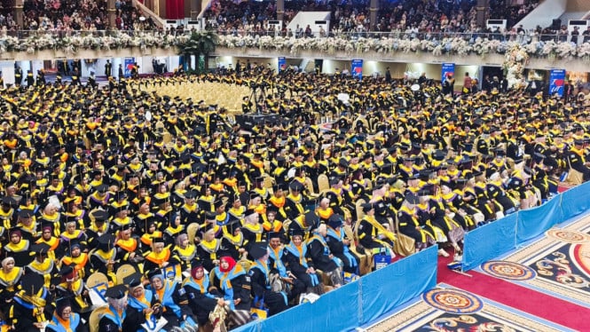 Wisuda UT Surabaya Semester 2026/2027 Ganjil di Graha Universitas Negeri Surabaya (Unesa), Minggu, 11 Oktober 2026.