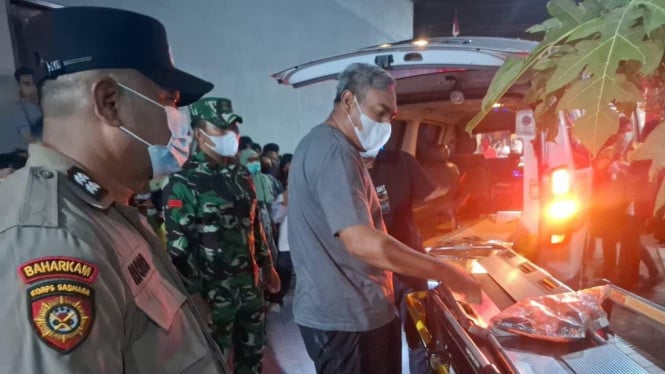 Proses Evakuasi Jenazah di Kamar Kos Kebomas Gresik.