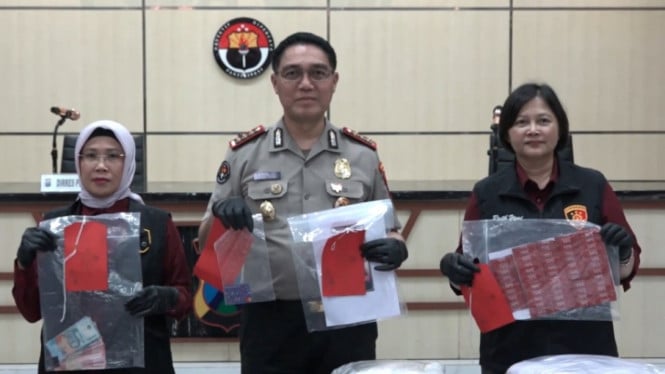Petugas kepolisian menunjukkan barang bukti kepada wartawan