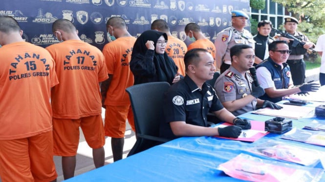 Polres Gresik menunjukkan sabu dan pelaku pengedarnya