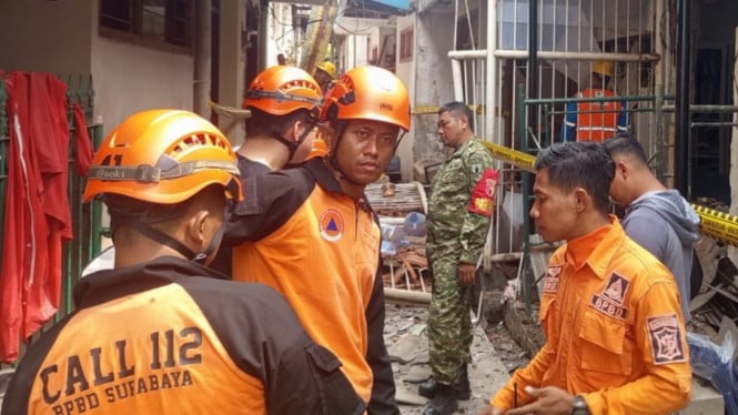 Petugas saat berada di lokasi ledakan Jalan Kupang Segunting, Surabaya.