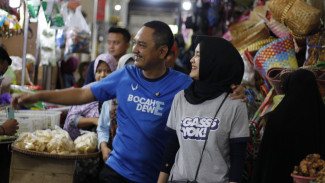 Temani Istri Belanja ke Pasar, Yoyok “Disambati” Pedagang