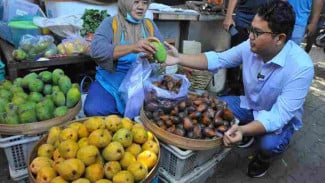 Blusukan ke Pasar Palur, Paslon Ilyas Akbar Bakal Revitalisasi Pasar