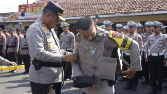 Kapolres Tegal Serahkan Rompi Anti Sayat dan Senter, Perkuat Tugas Bhabinkamtibmas