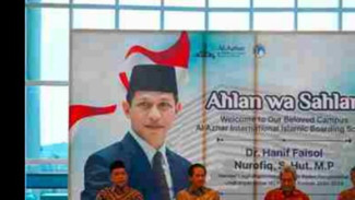 Menteri Lingkungan Hidup Serahkan Lima Unit Pemilah Sampah Untuk Al Azhar IIBS Karanganyar